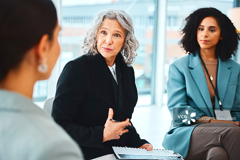 办公室员工讨论公司战略的商务会议和团队协作图片素材