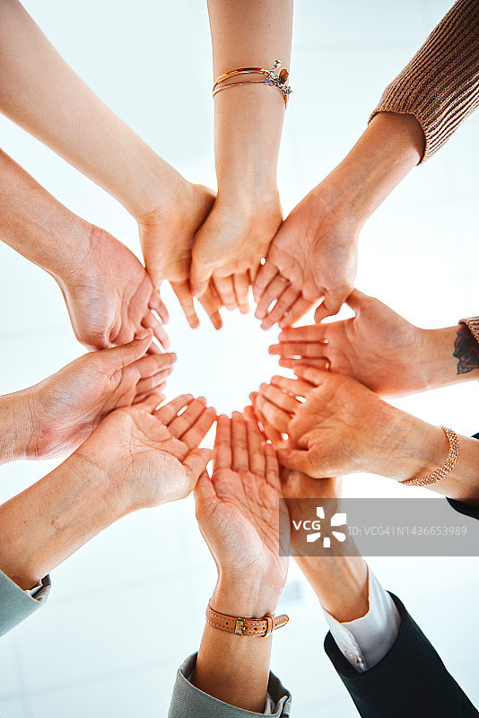 团队击掌庆祝，互相支持，展示信任和团队目标图片素材