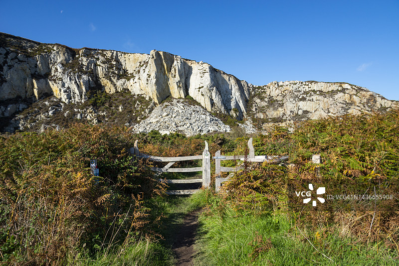 威尔士安格尔西岛霍利黑德防波堤公园的古老采石场图片素材