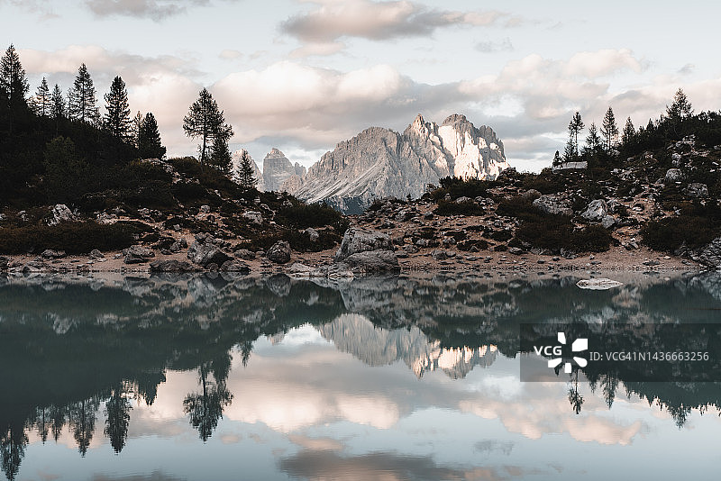 意大利多洛米蒂索拉皮斯湖风光图片素材