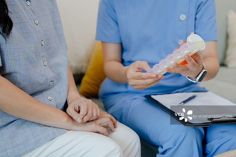 家庭医疗保健护士为老年妇女带来新处方图片素材