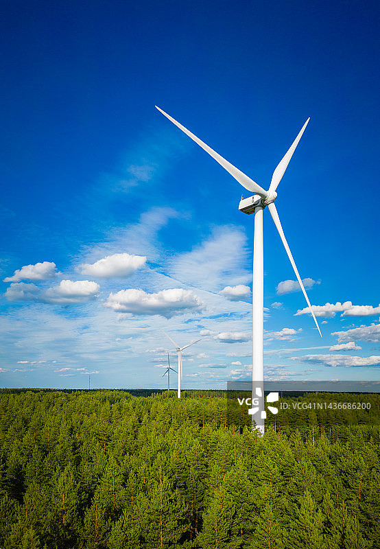 芬兰森林中风力涡轮机的夏季晴朗航拍景色图片素材