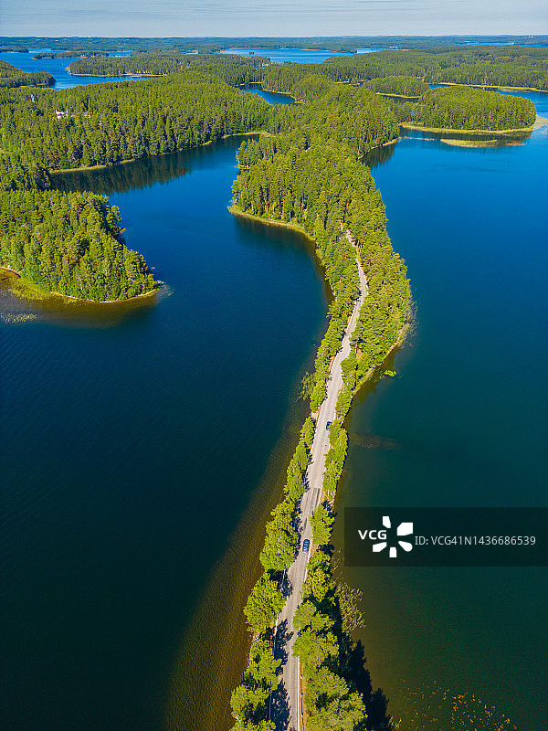 芬兰蓬卡哈尤，阳光明媚的夏日湖面狭长地带鸟瞰图片素材