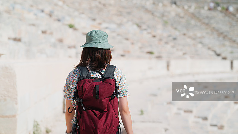 年轻女游客在历史悠久的古镇散步图片素材