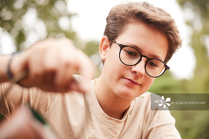 少年用水壶浇水图片素材