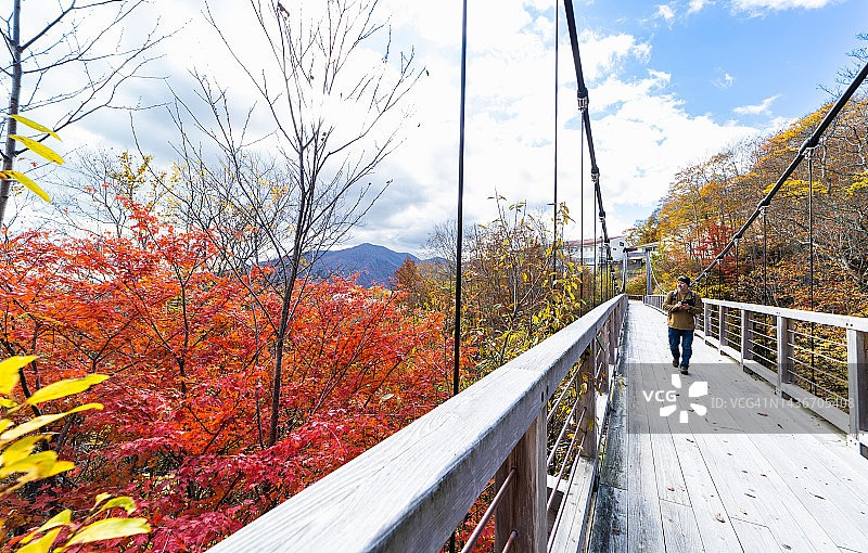 在日本木桥上探索户外的旅行者图片素材