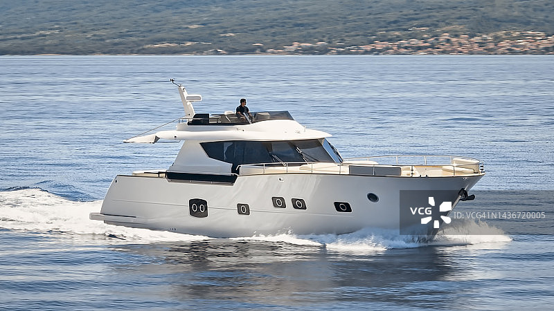 驾驶游艇的船长图片素材