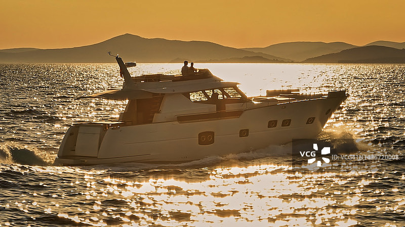 夫妻驾驶游艇图片素材