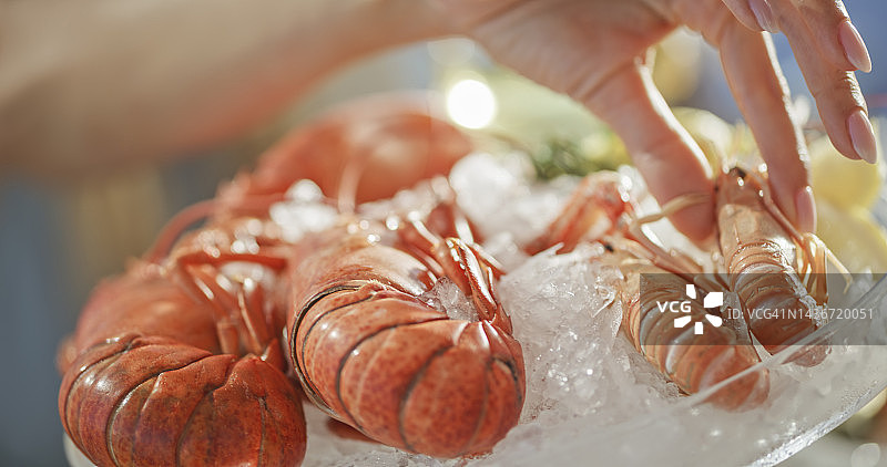 女子手拿龙虾图片素材