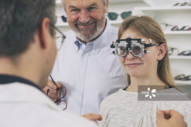 进行视力测试的女孩图片素材