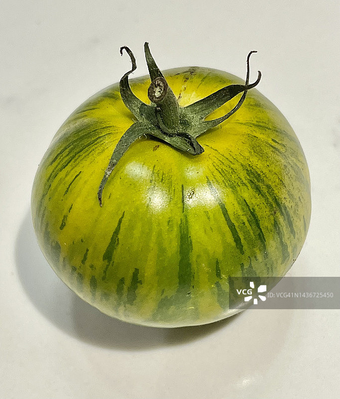 自种的传家宝番茄“绿色斑马”图片素材