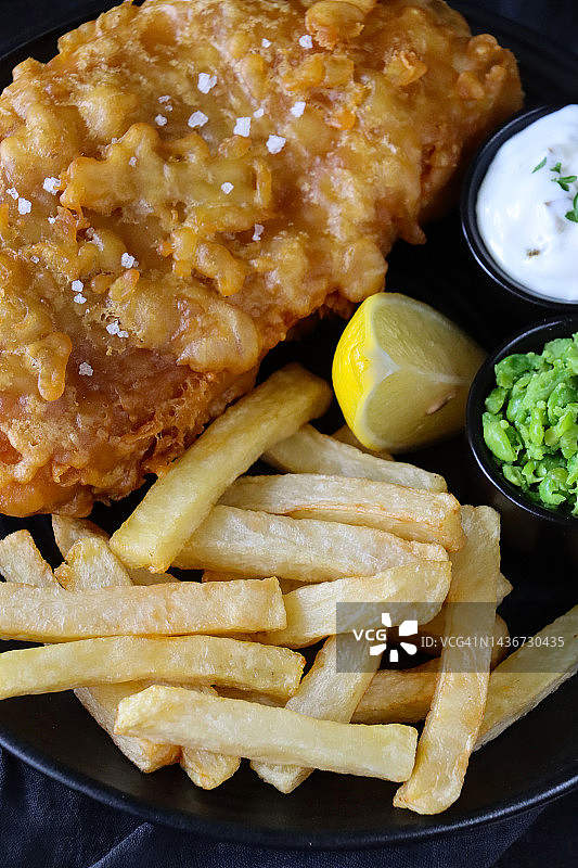 炸鱼薯条（鳕鱼），配柠檬角、塔塔酱和豌豆泥图片素材