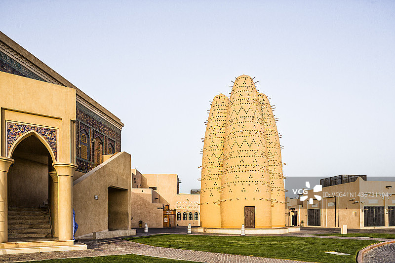 卡塔拉文化村的鸟塔或鸽子塔和伊朗风格的清真寺图片素材
