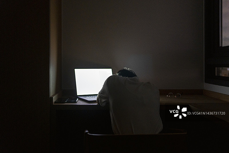 在家工作到深夜的年轻亚洲女性图片素材