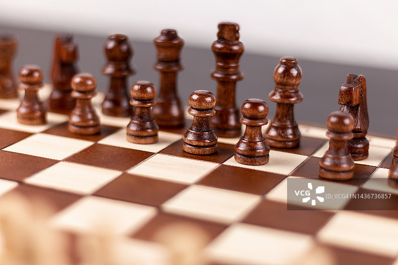 黑色桌子上的国际象棋棋盘图片素材