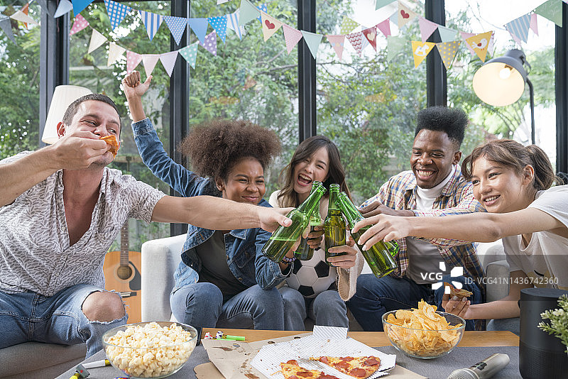 年轻人居家派对啤酒碰杯图片素材