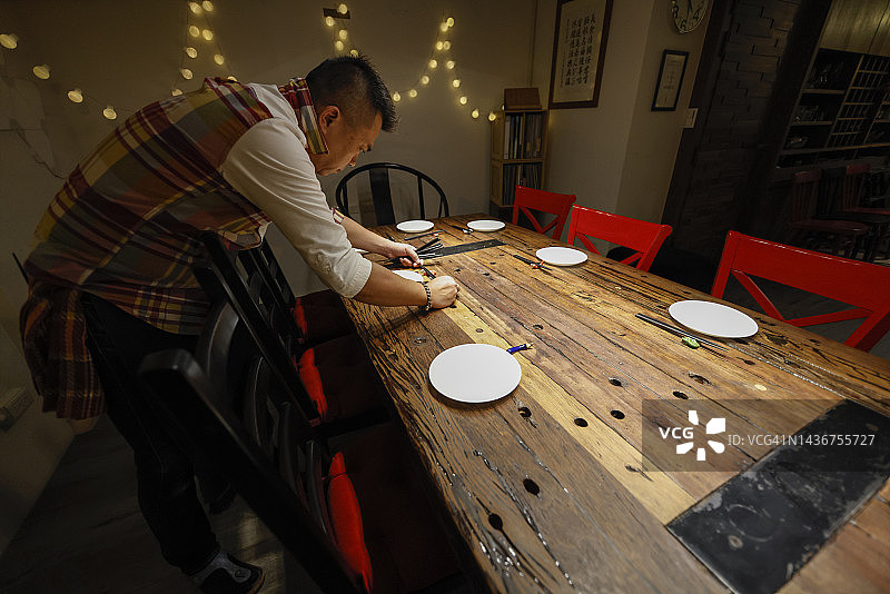 私人厨房厨师在餐厅座位区布置餐具图片素材