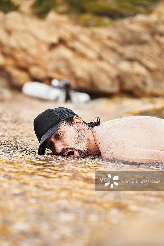 事故后躺在海边的死者图片素材