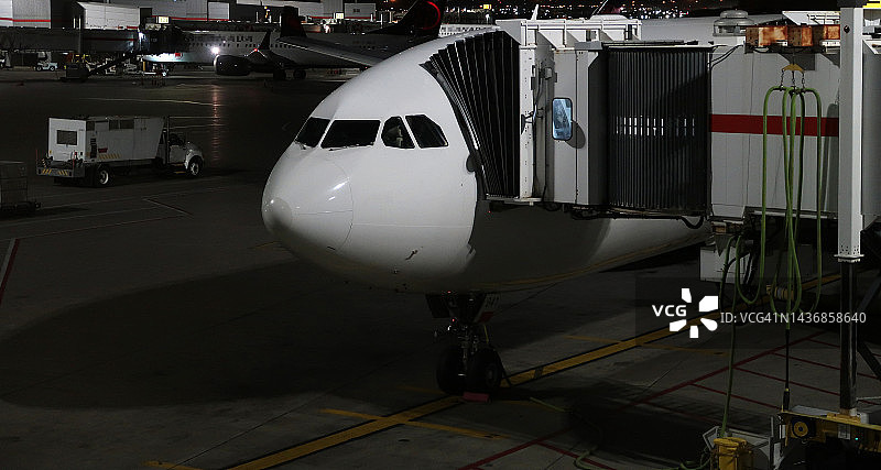 连接航站楼和廊桥的客机图片素材