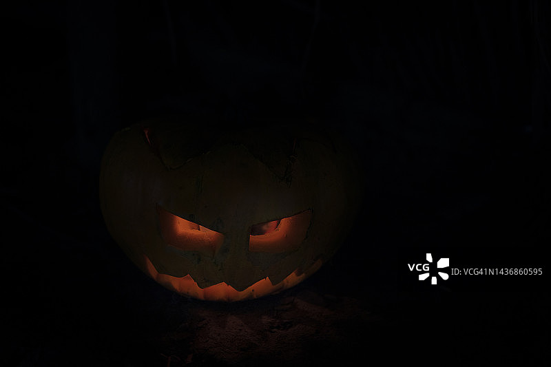 万圣节恐怖场景：南瓜灯和幽灵图片素材