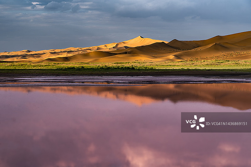 沙漠中的粉色湖泊图片素材