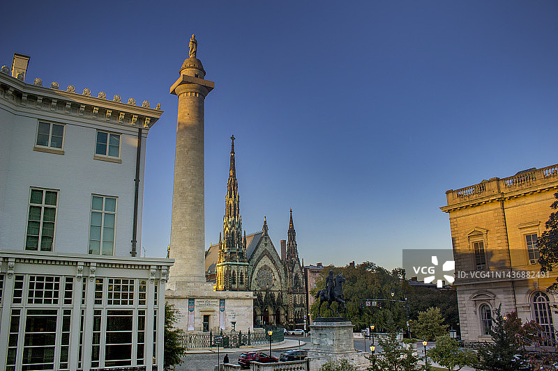美国马里兰州巴尔的摩市的弗农山广场和华盛顿纪念碑图片素材