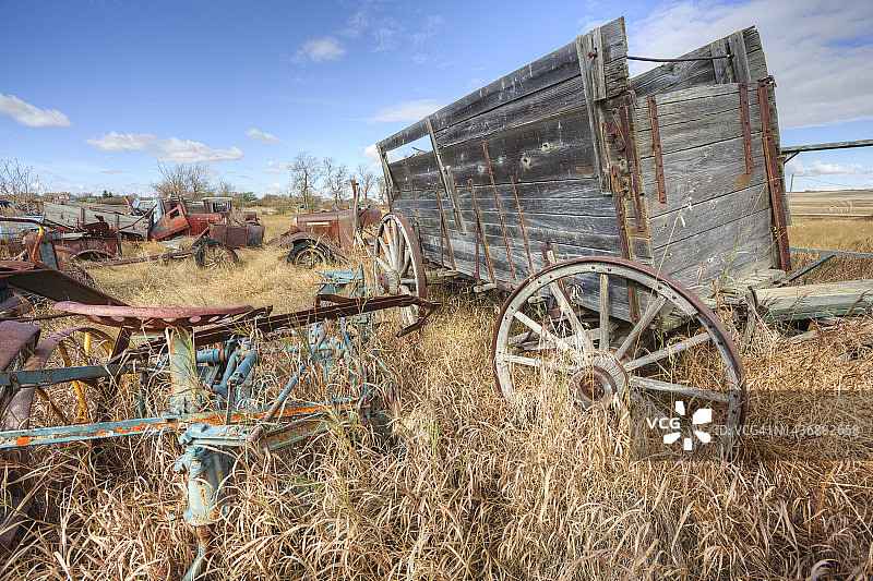 田野里的旧木制农用车图片素材