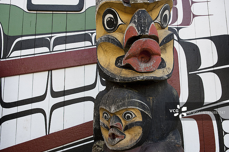 风化的图腾柱特写图片素材