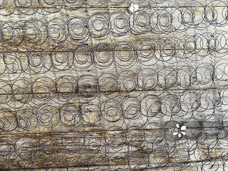 腐烂床垫的弹簧图片素材