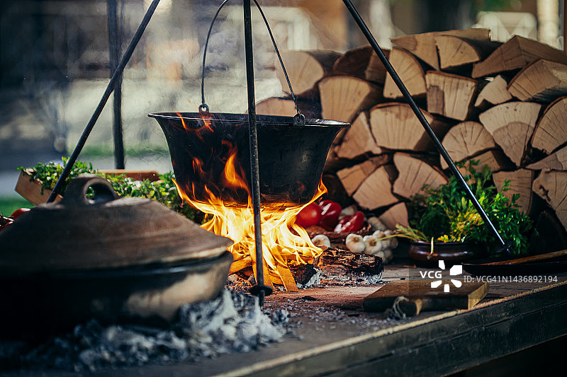 大锅里的传统古拉什汤，户外烹饪图片素材