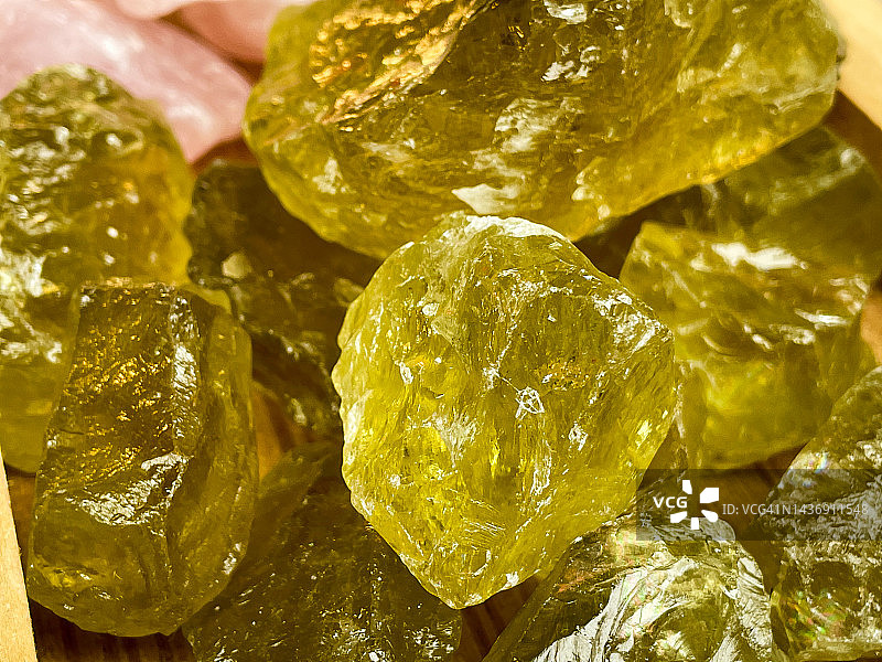 未经加工的天然黄色半宝石黄水晶石块特写图片素材