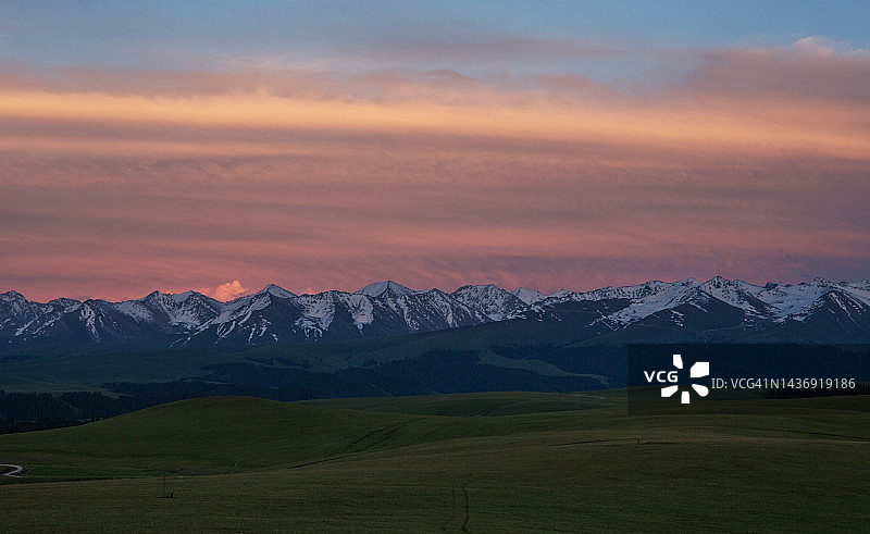 雪山背景素材，中国新疆伊犁雪山图片素材