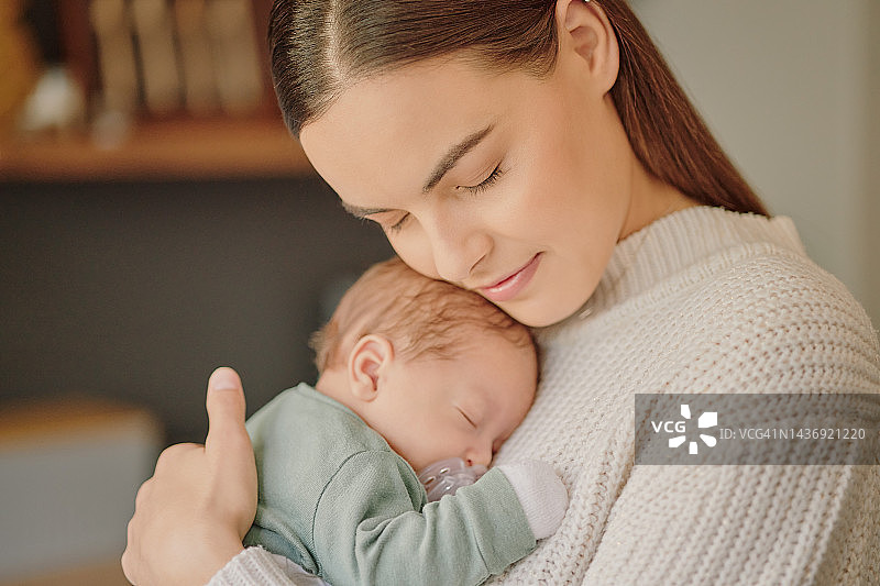 宝宝、母亲和家人，一位女性和她的新生婴儿在家里 bonding 在一起。儿童、爱和妈妈与一位女性家长一起照顾和爱她健康的 domestic 孩子图片素材