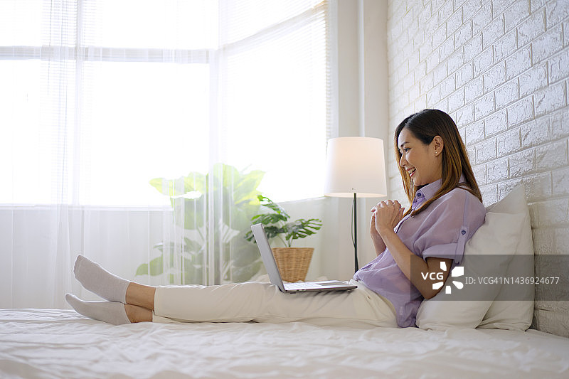 女人在家使用笔记本电脑工作和在线学习图片素材