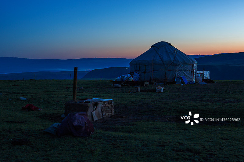 中国新疆草原上的蒙古包图片素材