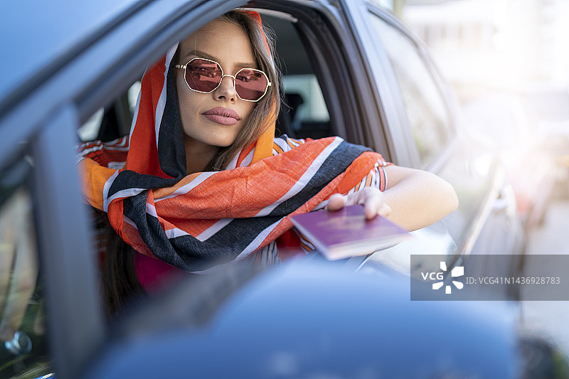 女人展示护照图片素材