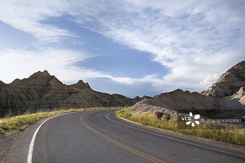 穿过崎岖景观的铺砌道路：南达科他州恶地国家公园图片素材