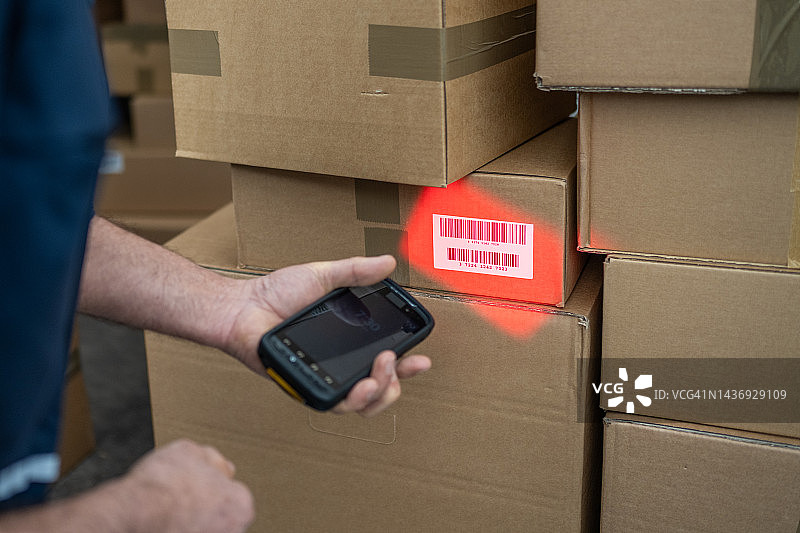 送货员扫描包裹图片素材