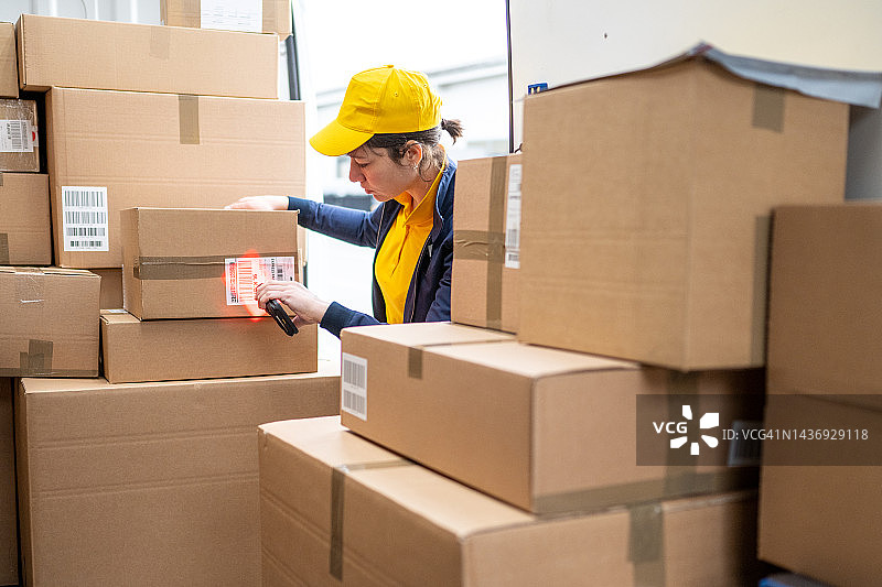 配送员扫描包裹图片素材