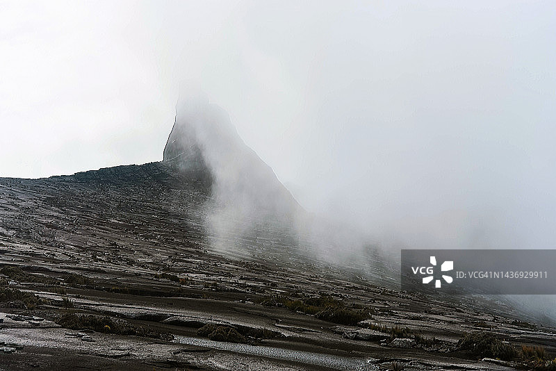 马来西亚沙巴京那巴鲁山驴耳峰雾景图片素材
