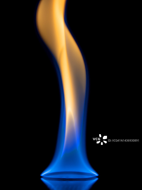 黑色背景上的火焰特写图片素材