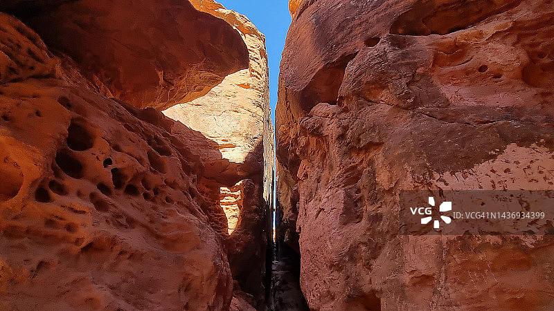 先锋公园的狭缝峡谷砂岩壁全景，红色悬崖国家保护区，犹他州圣乔治图片素材