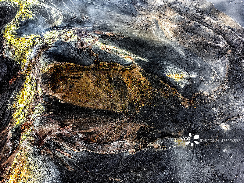塔霍加伊特火山（老峰）的火山喷发航拍图图片素材