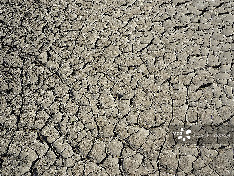 犹他州北凯内维尔台地的干燥开裂泥土图片素材