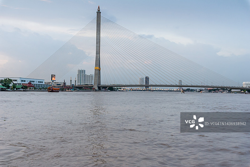 拉玛八世桥横跨湄南河图片素材
