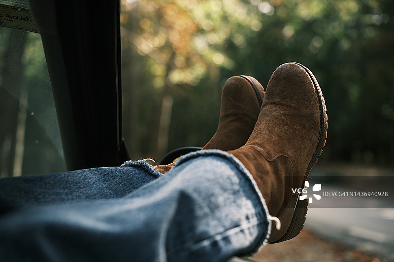 从车窗伸出的女靴特写镜头图片素材