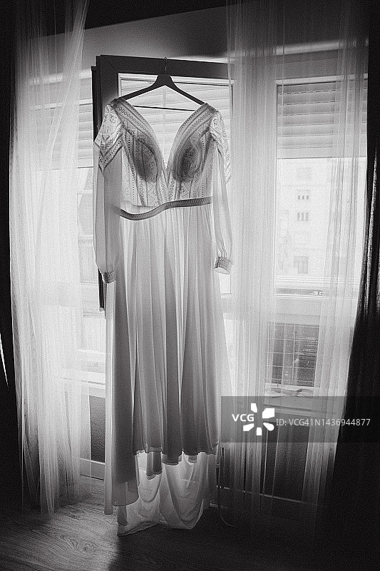 挂在窗户上的婚纱黑白照片图片素材