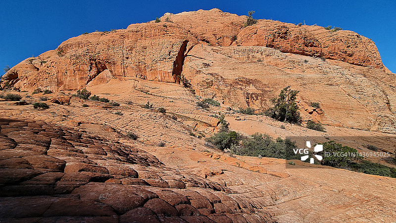 通往犹他州圣乔治附近红山荒野碗之旋涡小径的景色图片素材