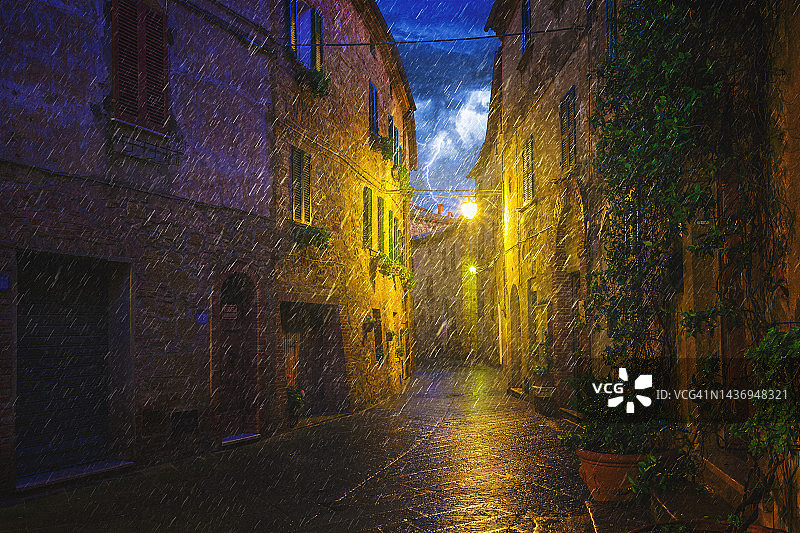 托斯卡纳的雷暴图片素材