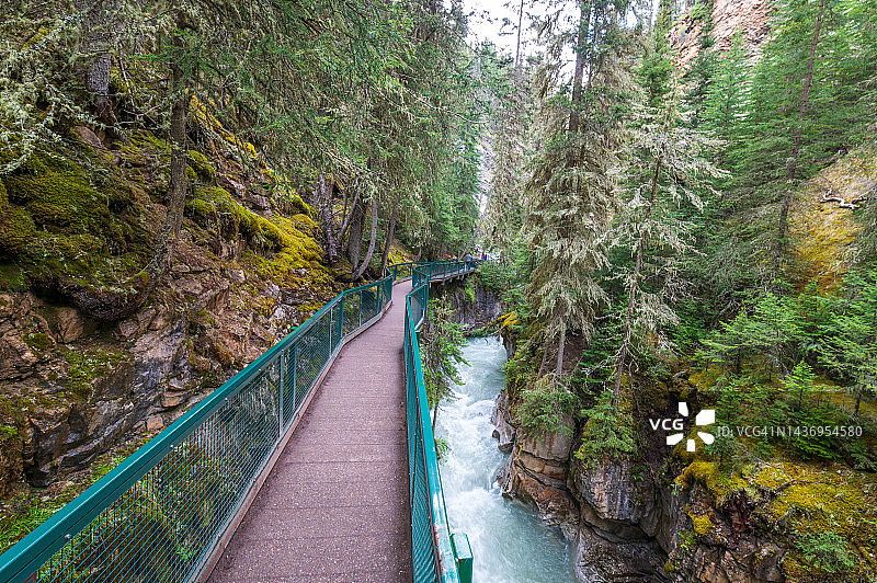 加拿大班夫国家公园约翰斯顿峡谷步道图片素材
